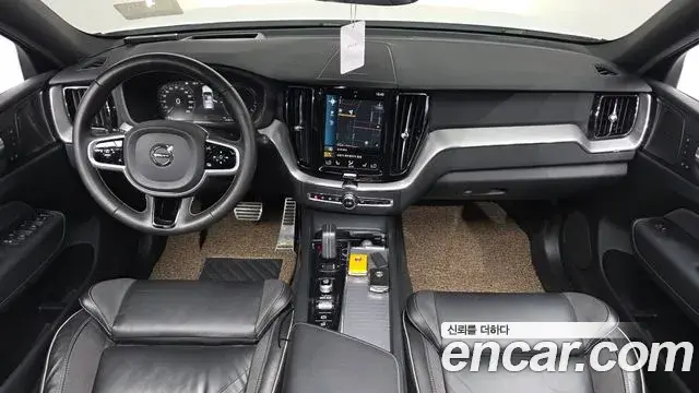 Volvo XC60 2021 — ფოტო 7/31