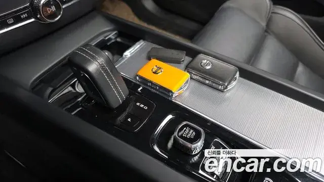 Volvo XC60 2021 — ფოტო 3/31