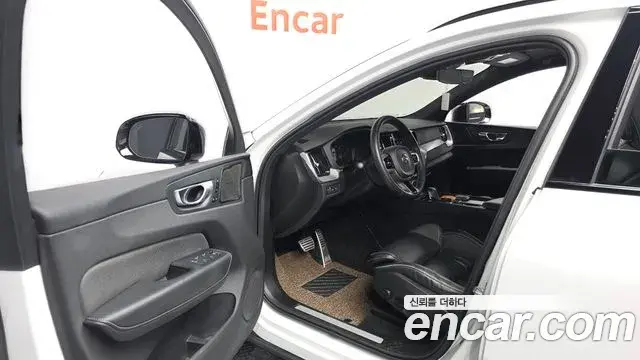 Volvo XC60 2021 — ფოტო 29/31