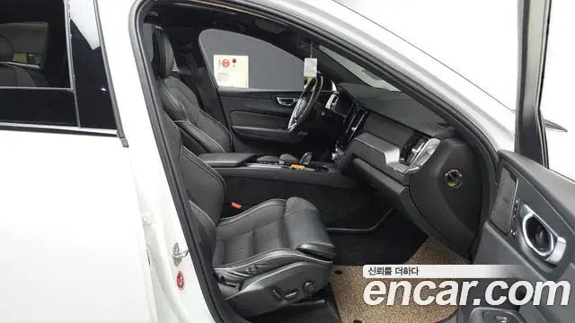 Volvo XC60 2021 — ფოტო 5/31
