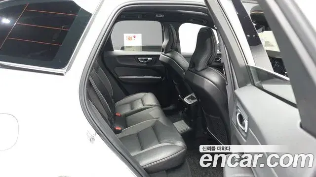 Volvo XC60 2021 — ფოტო 4/31