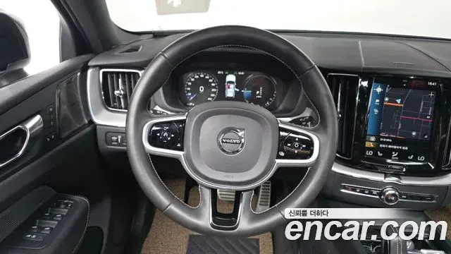 Volvo XC60 2021 — ფოტო 30/31