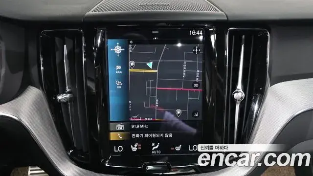 Volvo XC60 2021 — ფოტო 17/31