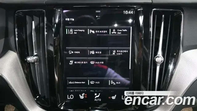 Volvo XC60 2021 — ფოტო 8/31