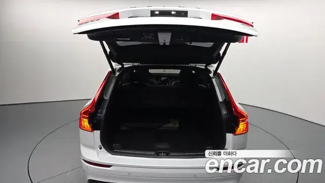 Volvo XC60 2021 — ფოტო 25/31