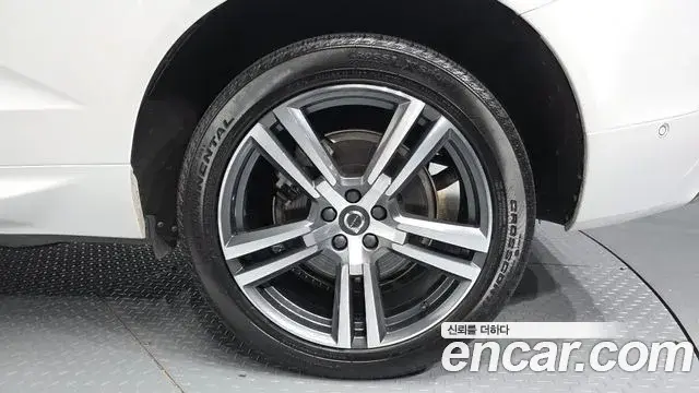 Volvo XC60 2021 — ფოტო 22/31