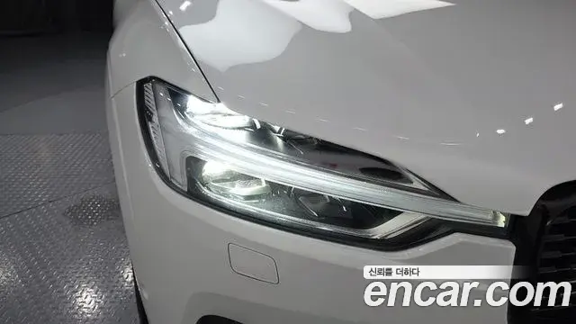 Volvo XC60 2021 — ფოტო 14/31