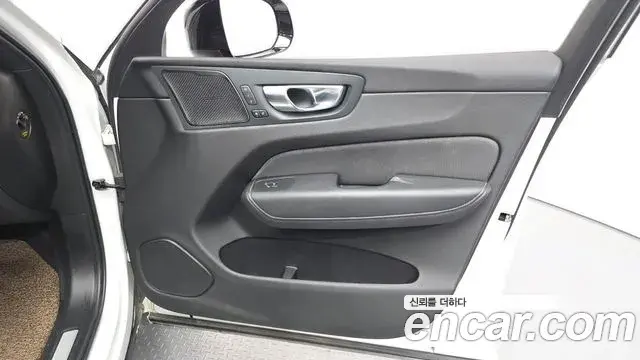 Volvo XC60 2021 — ფოტო 13/31