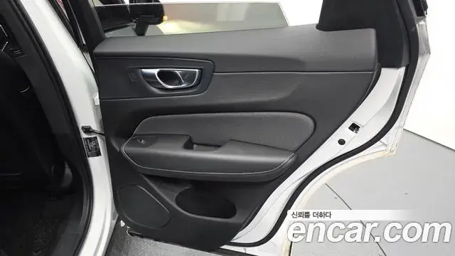 Volvo XC60 2021 — ფოტო 18/31