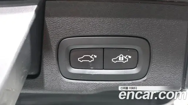 Volvo XC60 2021 — ფოტო 23/31