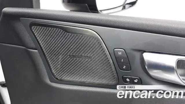 Volvo XC60 2021 — ფოტო 15/31
