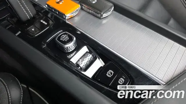 Volvo XC60 2021 — ფოტო 19/31