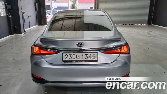 Lexus ES300h 2023 — Şəkil 14/17