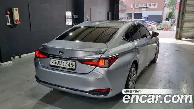 Lexus ES300h 2023 — Şəkil 5/17