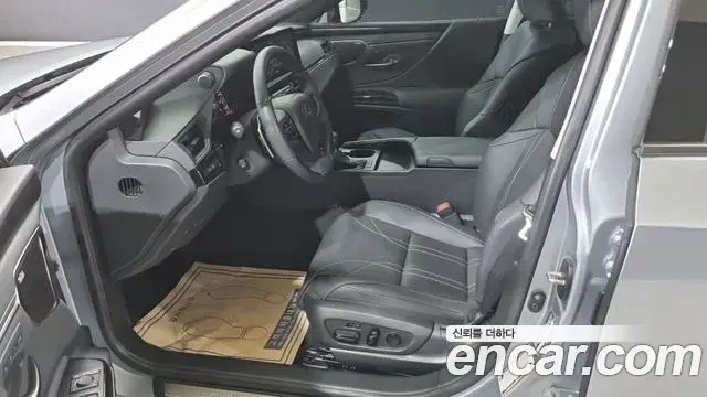 Lexus ES300h 2023 — Şəkil 13/17