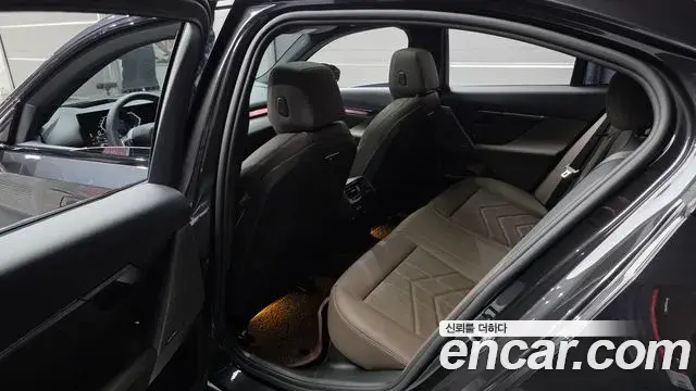 BMW 5 Series 2025 — Photo 12/20