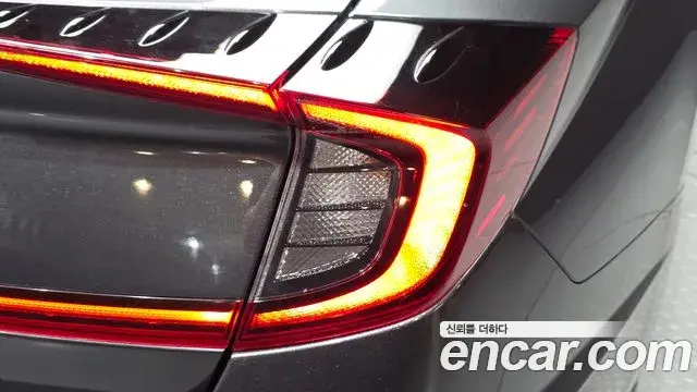 Hyundai Sonata Hybrid 2022 — Photo 26/31