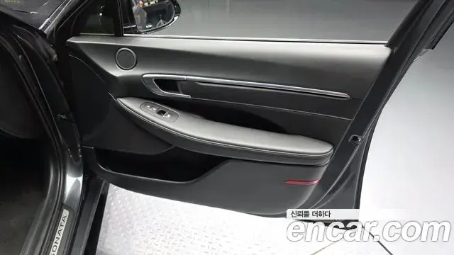 Hyundai Sonata Hybrid 2022 — Photo 27/31