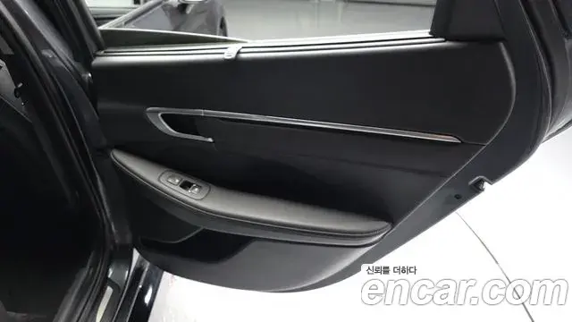 Hyundai Sonata Hybrid 2022 — Photo 2/31