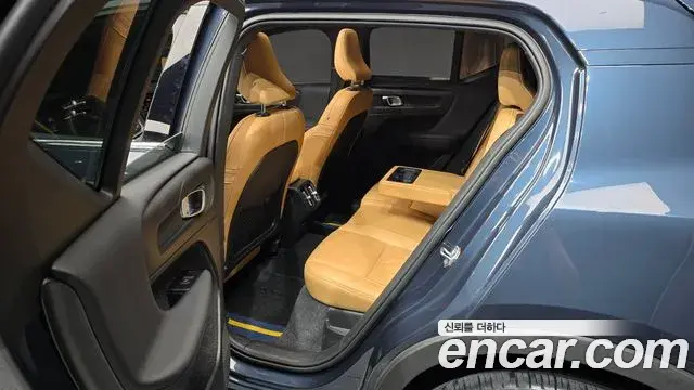 Volvo XC40 2021 — Фото 11/20