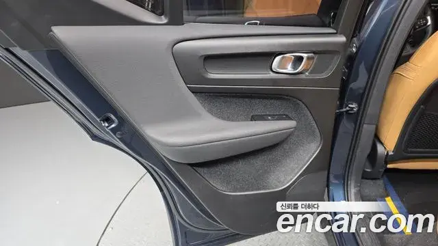 Volvo XC40 2021 — Şəkil 15/33