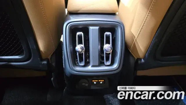 Volvo XC40 2021 — Şəkil 24/33