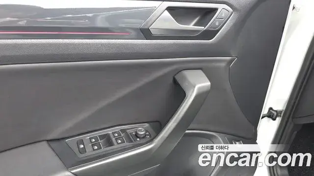 Volkswagen T-Roc 2021 — ფოტო 8/30