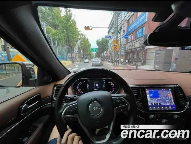 Jeep Grand Cherokee 2020 — ფოტო 8/9