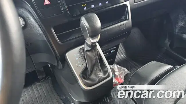 Hyundai Staria 2023 — ფოტო 8/32