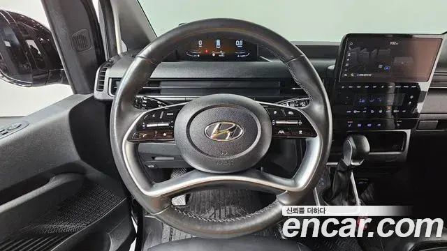 Hyundai Staria 2023 — ფოტო 17/32