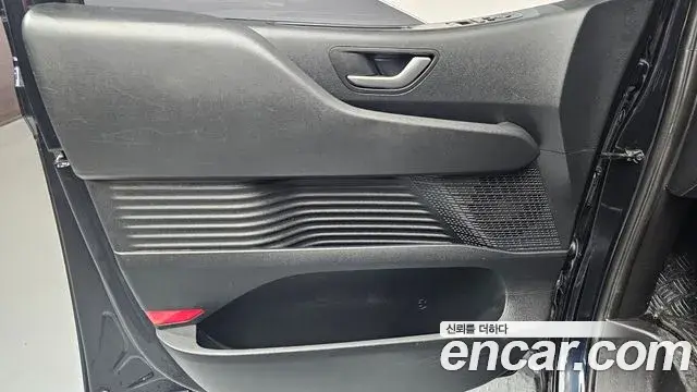 Hyundai Staria 2023 — ფოტო 9/32