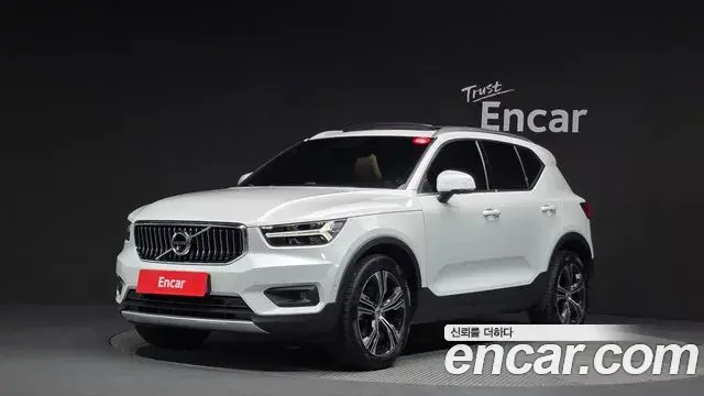 Volvo XC40 2021 — Photo 12/20