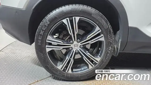 Volvo XC40 2021 — Photo 5/20