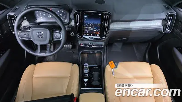 Volvo XC40 2021 — Photo 18/20