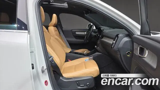Volvo XC40 2021 — Photo 16/20