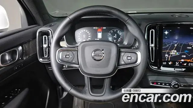 Volvo XC40 2021 — Photo 1/20