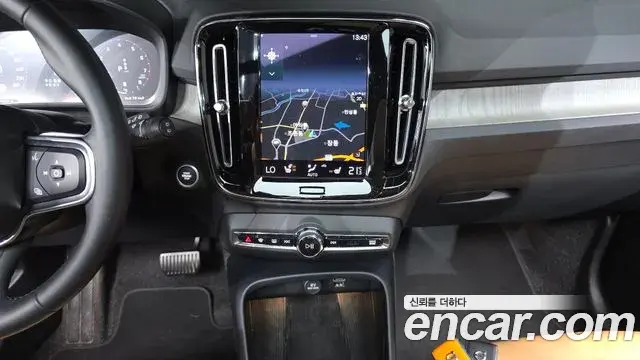 Volvo XC40 2021 — Photo 2/20