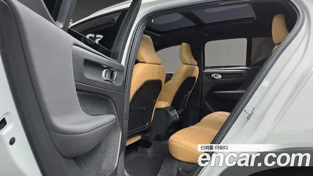 Volvo XC40 2021 — Photo 4/20