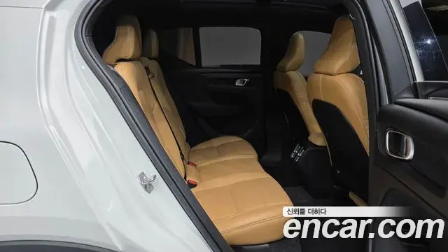Volvo XC40 2021 — Photo 19/20