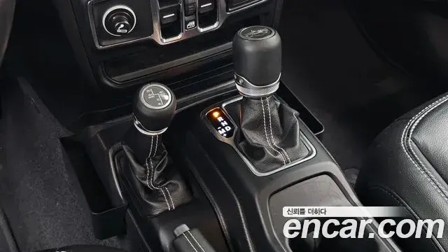 Jeep Wrangler 2019 — ფოტო 14/33