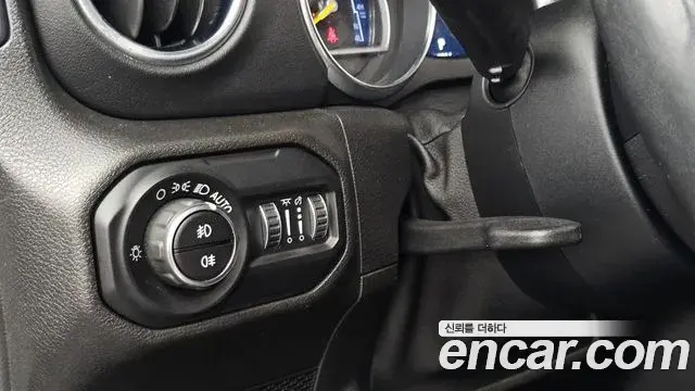 Jeep Wrangler 2019 — ფოტო 30/33