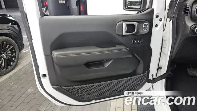 Jeep Wrangler 2019 — ფოტო 5/33