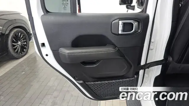 Jeep Wrangler 2019 — ფოტო 21/33