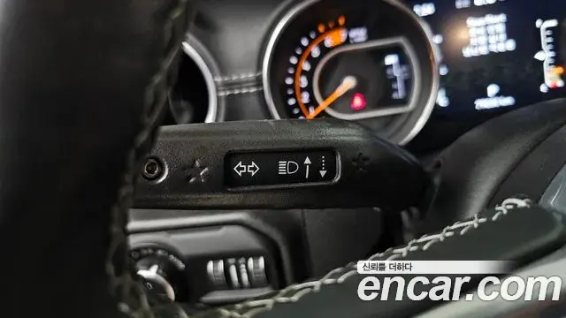 Jeep Wrangler 2019 — ფოტო 23/33