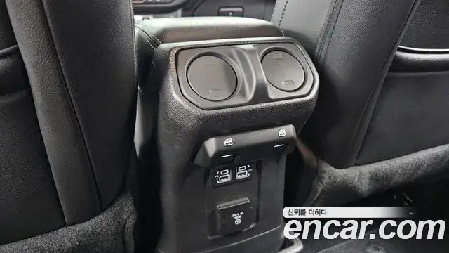 Jeep Wrangler 2019 — ფოტო 17/33