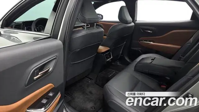 Toyota Crown Crossover 2025 — Photo 8/33