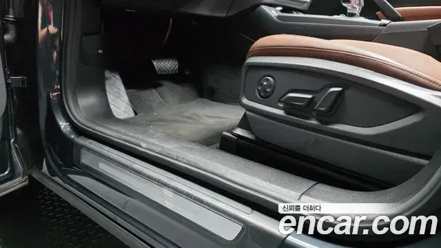Audi Q5 2022 — Şəkil 23/32