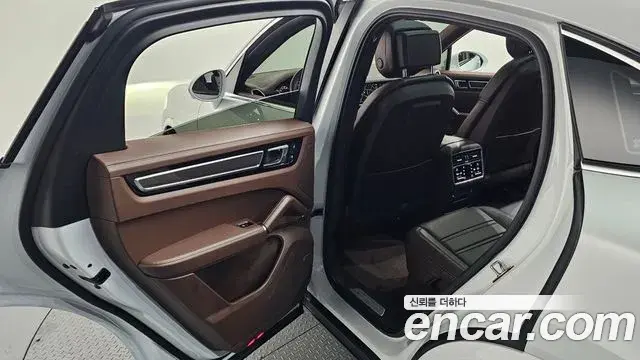 Porsche Cayenne 2022 — Şəkil 37/38