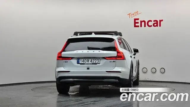 Volvo V60 Cross Country 2024 — Şəkil 35/36