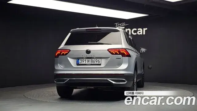Volkswagen Tiguan 2022 — ფოტო 25/32